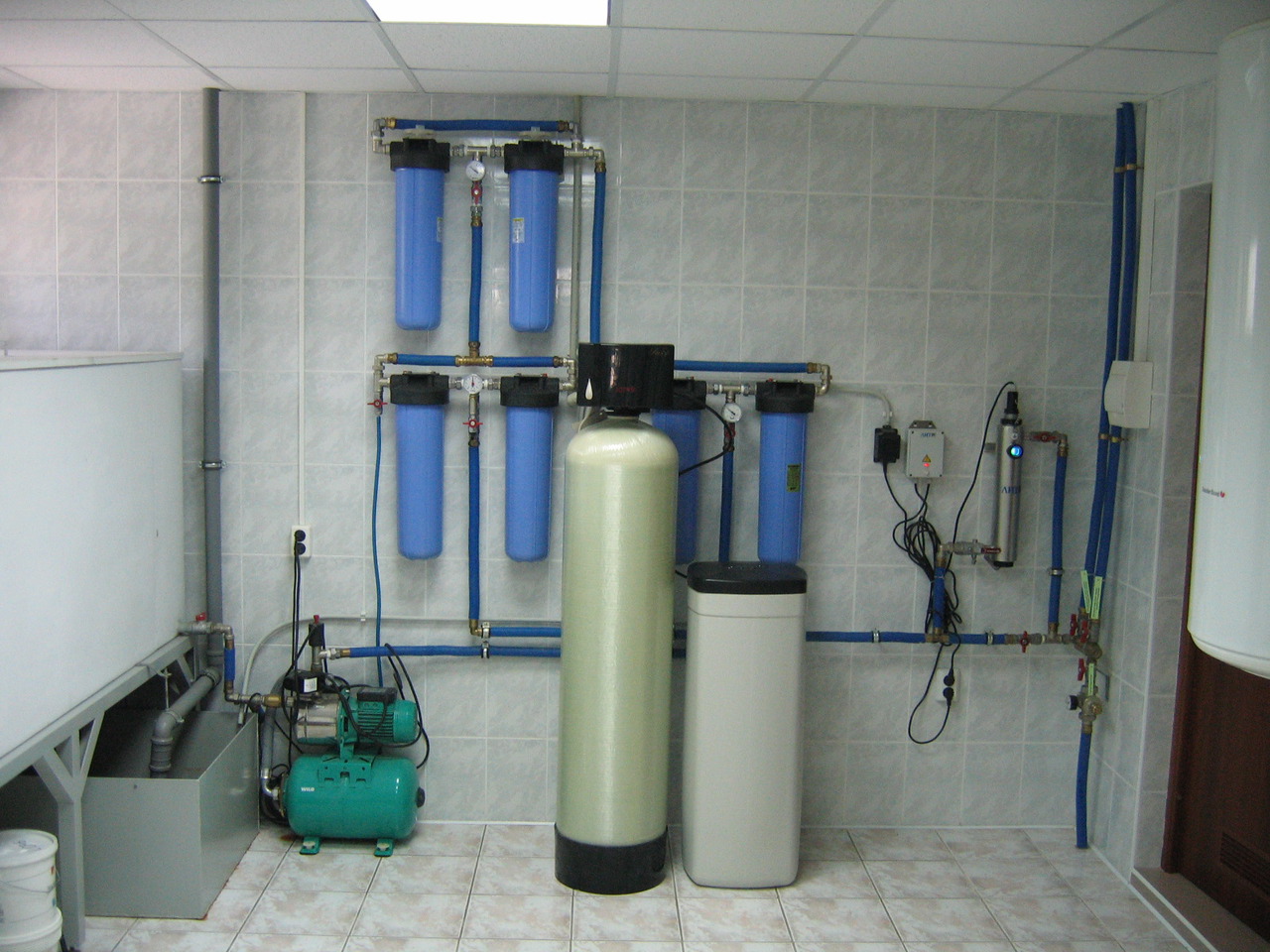 Водяной очистка воды. Система водоочистки на скважине. Система водоочистки 5 фильтров. Водоподготовка (система очистки воды) RAIFIL. Система очистки воды для коттеджа.